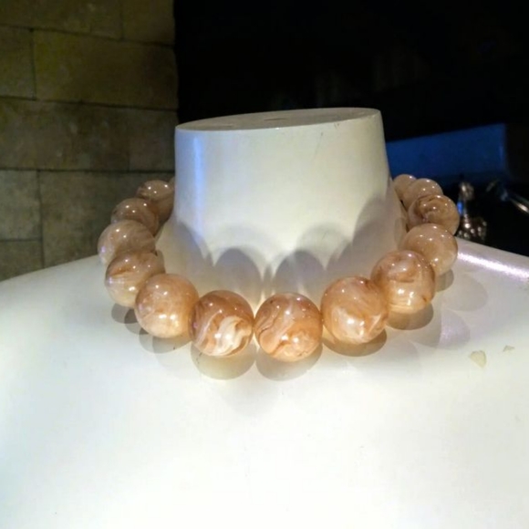 Pink marbled lucite, gold tone choker/. Necklace. Vintage mid century - Picture 4 of 14